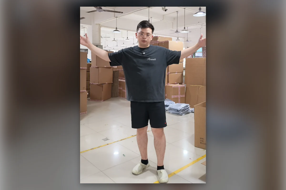 Shengfu developer explaining how order quantity changes a garment quote