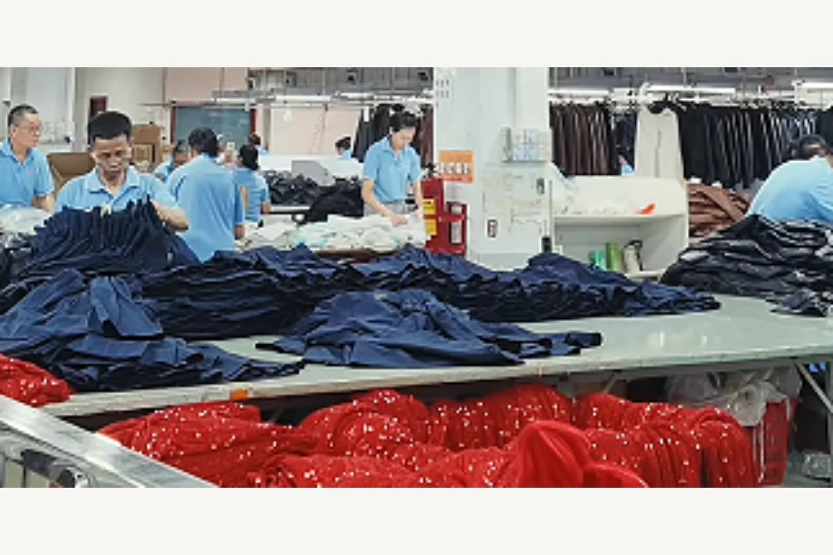 Shengfu quality team inspecting garments before a balance payment decision