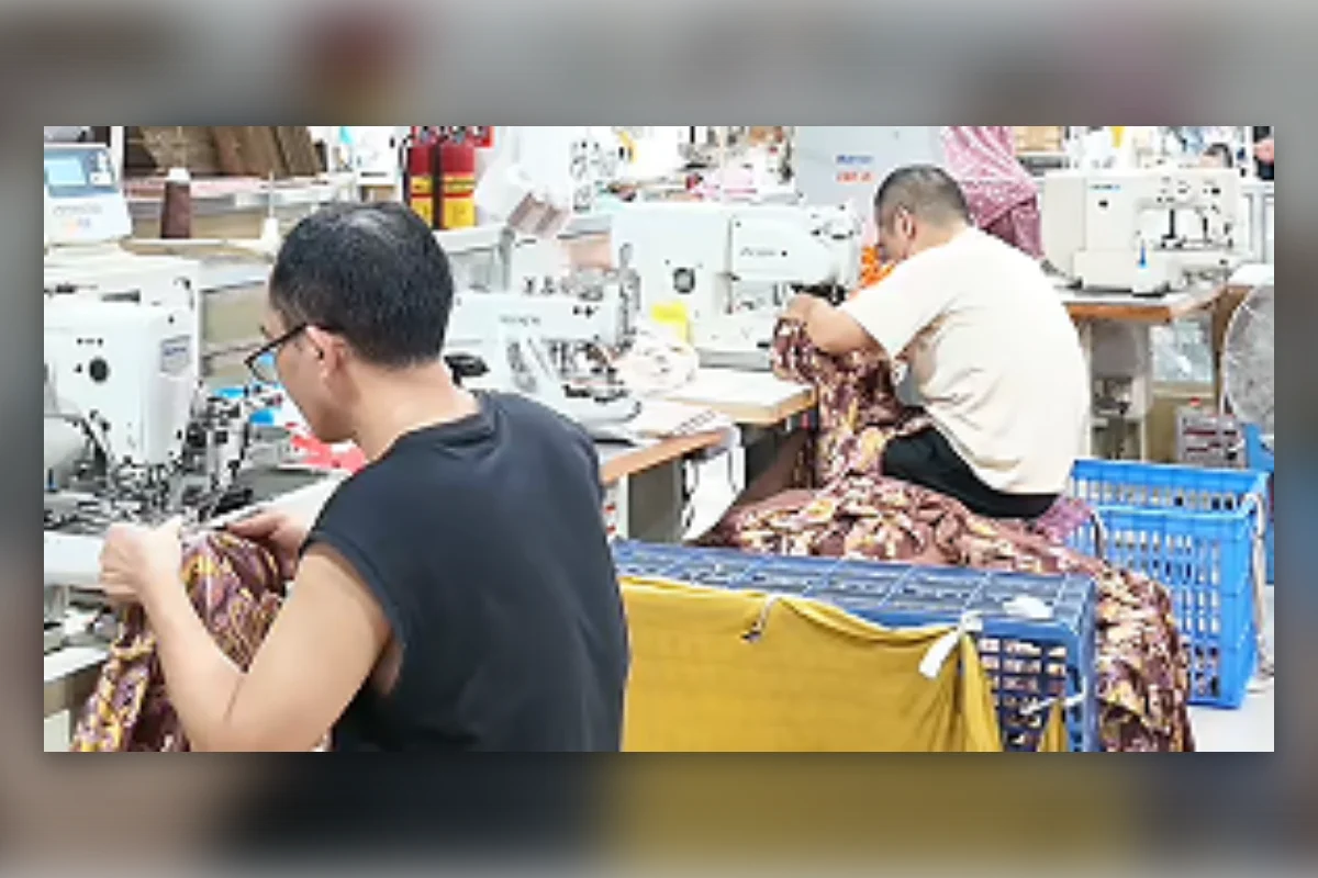 Shengfu sewing operators producing womenswear on the factory floor